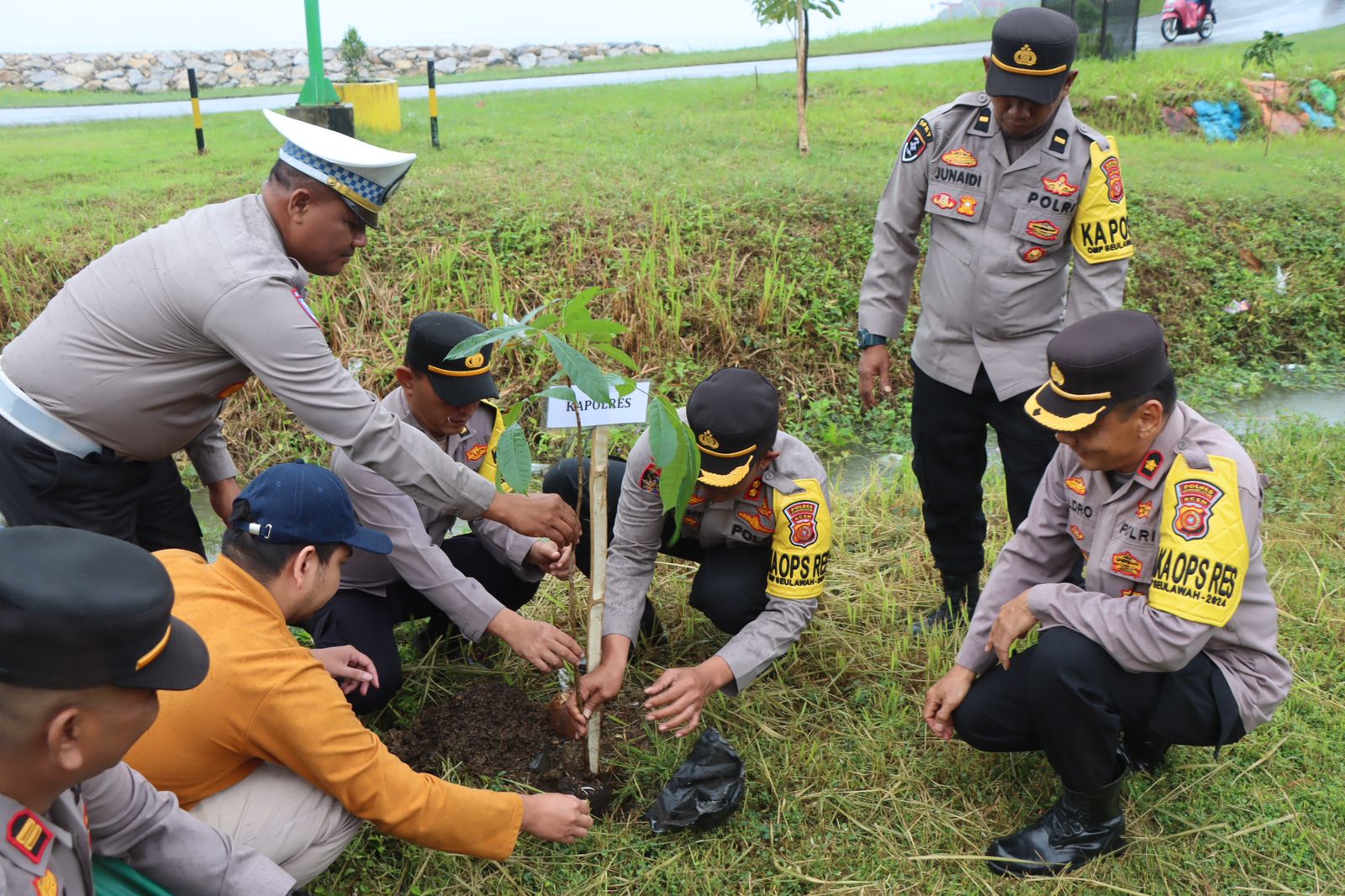 Kapolres Aceh Selatan Hadiri Gerakan Aksi Tanam Hijaukan Nanggroe Aceh 2024