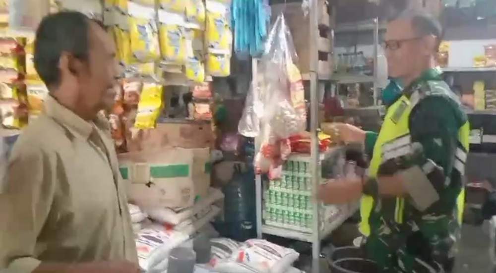Babinsa Bundar Cek Harga Sembako Di Warung