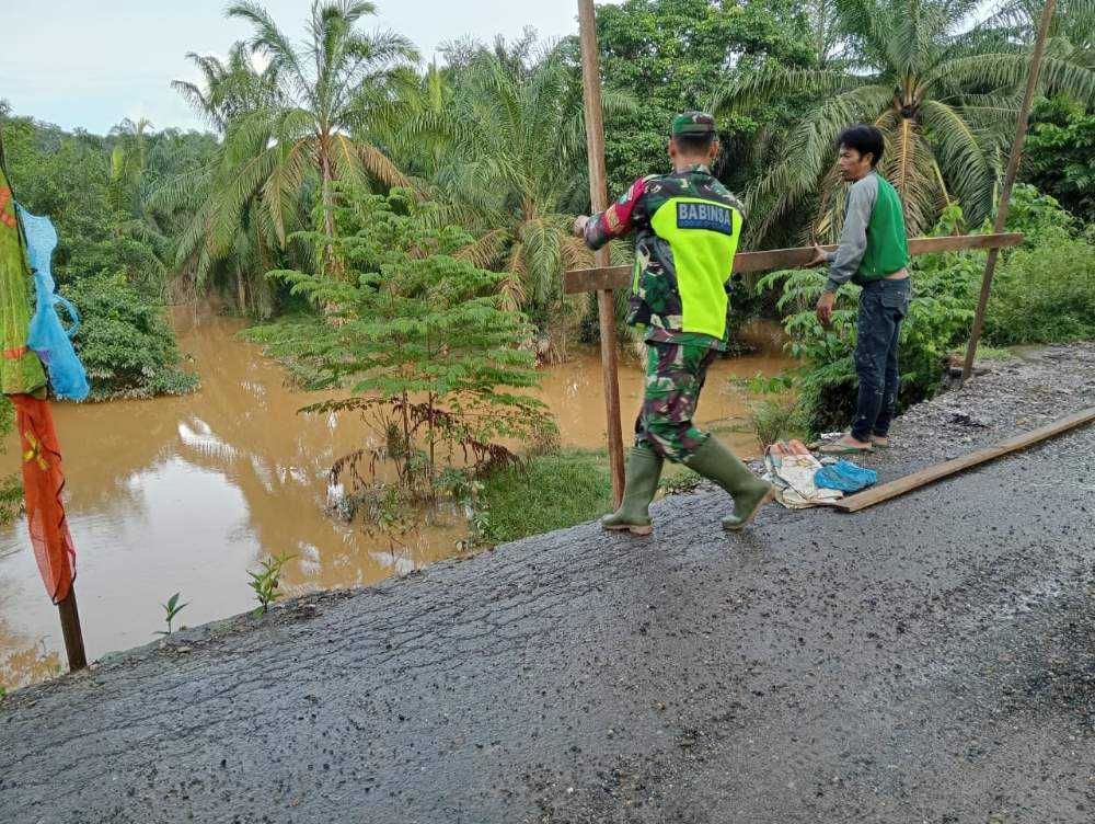 Cek Kondisi Jalan Longsor Di Wilayah Binaan, Babinsa Batang Ara Ingatkan Warga Berhati-Hati Saat Melintas