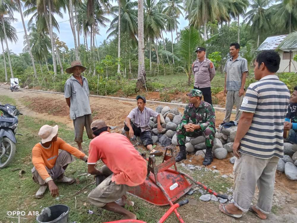 Bertukar Tawa di Tengah Proyek: Babinsa dan Bhabinkamtibmas Ajak Pekerja Bangunan Santai Sejenak.