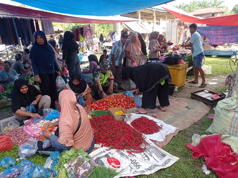 Babinsa Koramil 07/Kjm Mengecek Harga Sembako Wilayah Binaan