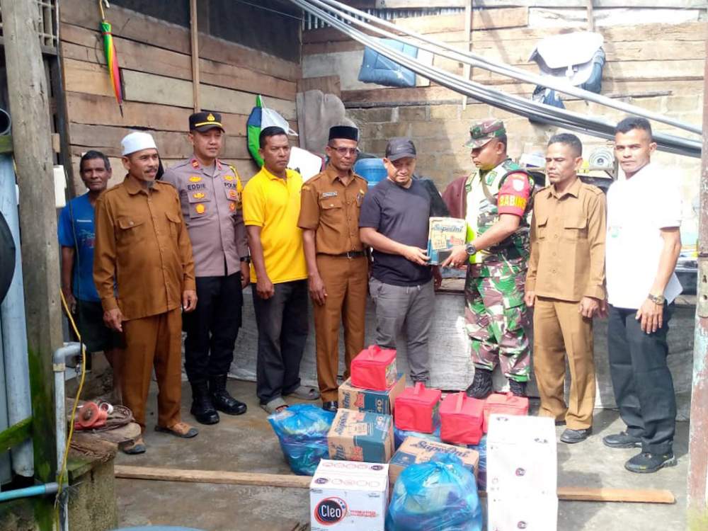 Danramil 21/Madat, Kapolsek dan Muspika Madat Terjun Langsung Serahkan Bantuan Sembako untuk Korban Puting Beliung