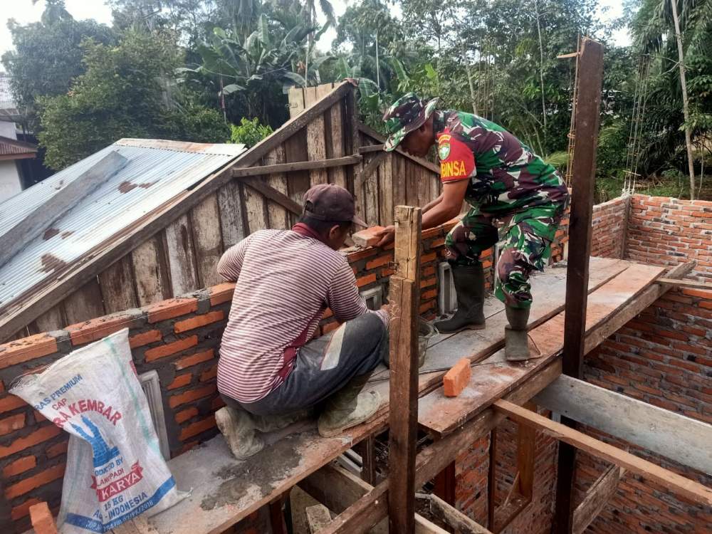 Menyapa dan Membina Pekerja Bangunan di Wilayah Teritorial Serka Armada Dorong Semangat Gotong Royong