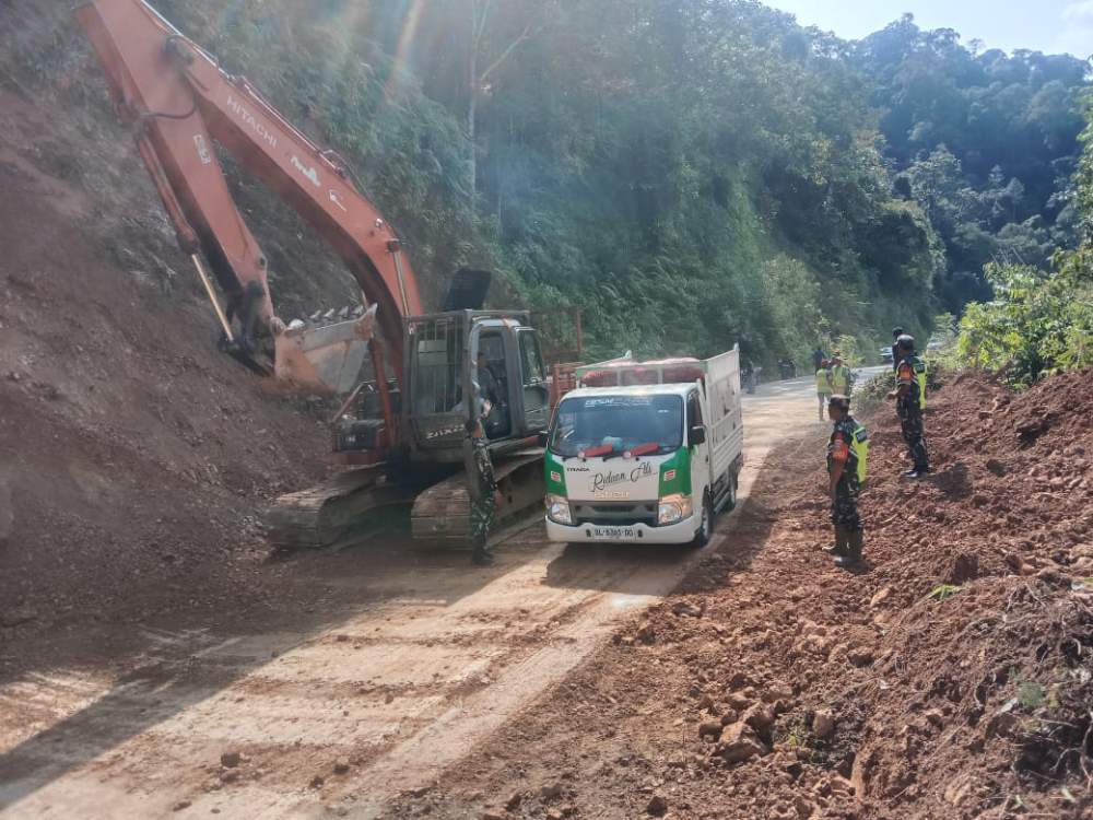 Kodim 0104/Atim Pimpin Evakuasi dan Pembersihan Longsor : Jalan Peunaron – Serbajadi Kembali Lancar