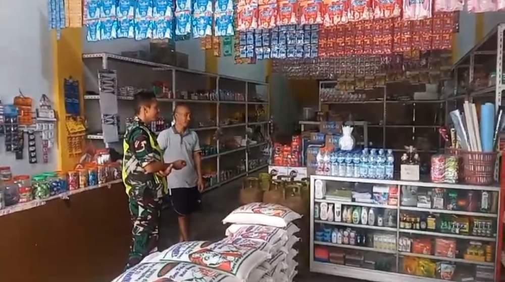 Babinsa Koramil 02/Krb Cek Harga Sembako Di Kios Warga