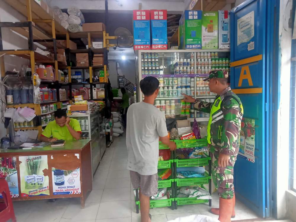 Babinsa Cek Persediaan Pupuk Dan Obat Pertanian Di Kios Desa Binaannya