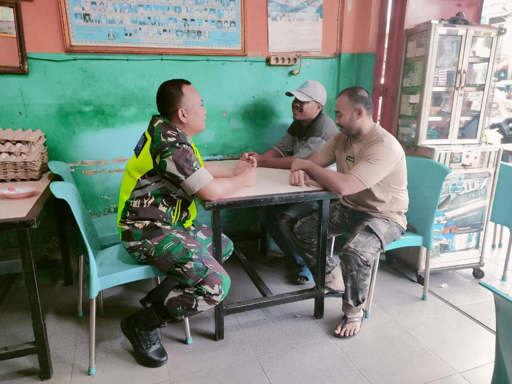 Komsos Dengan Warga, Serma Yogi Aribowo Ingatkan Warga Tentang Keamanan Lingkungan Dan Waspada Musim Hujan