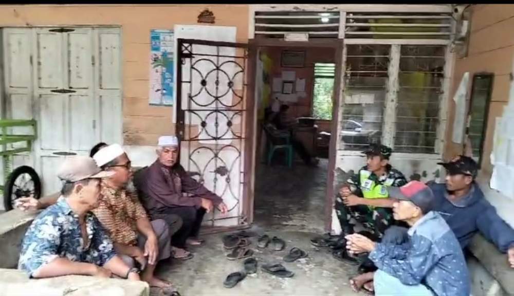 Komsos Dengan Lansia Di Wilayah Binaannya, Babinsa Koramil 02/Karang Baru Ajak Jaga Kesehatan