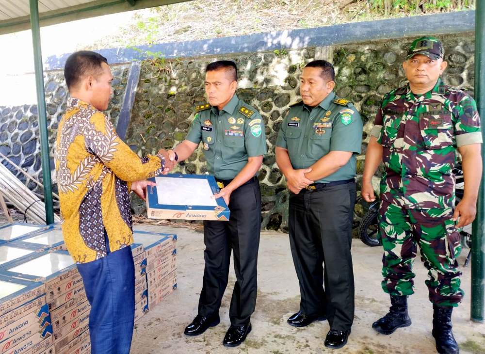 Kasdim 0117/Aceh Tamiang Menyerahkan Bantuan Keramik Dari Pangdam Iskandar Muda Untuk Rumah Ibadah