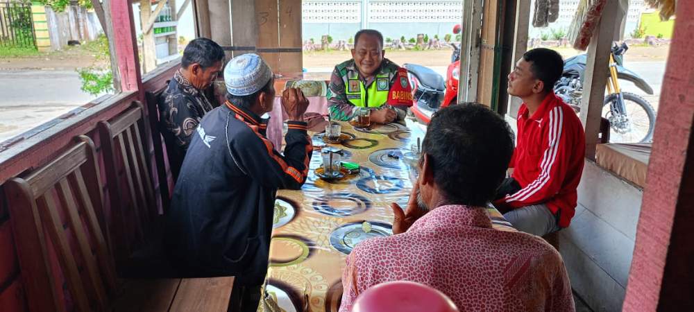 Babinsa Komsos Dengan Tokoh Masyarakat Di Wilayah Binaan
