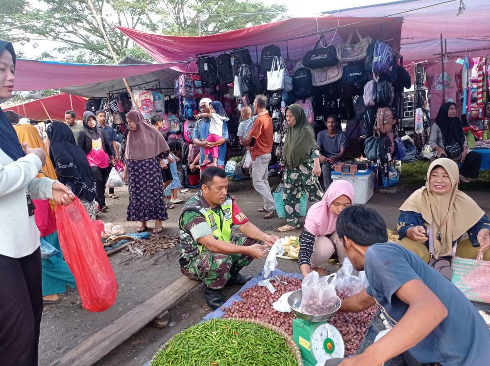 Babinsa Rutin Cek Harga Sembako Di Pekan Mingguan