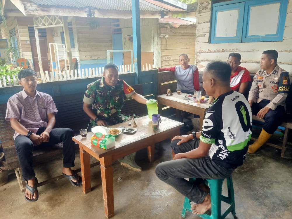 Nikmati Kopi dan Cerita, Babinsa dan Bhabinkamtibmas Serasa di Kampung Halaman