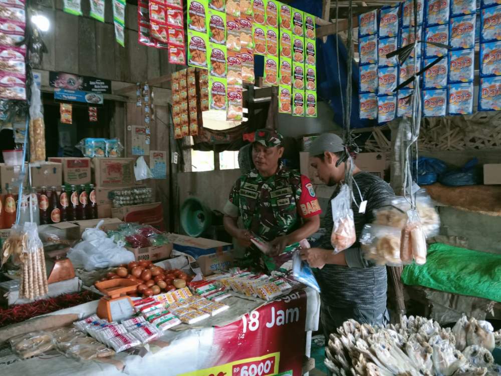 Peran Babinsa dalam Ekonomi: Koptu Sulaiman Awasi Harga Sembako di Pasar Tradisional