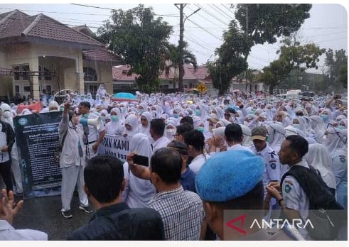 Meskipun Diterpa Hujan Lebat, Tenaga Nakes Honorer Tetap Semangat Geruduk Kantor DPRK Aceh Selatan