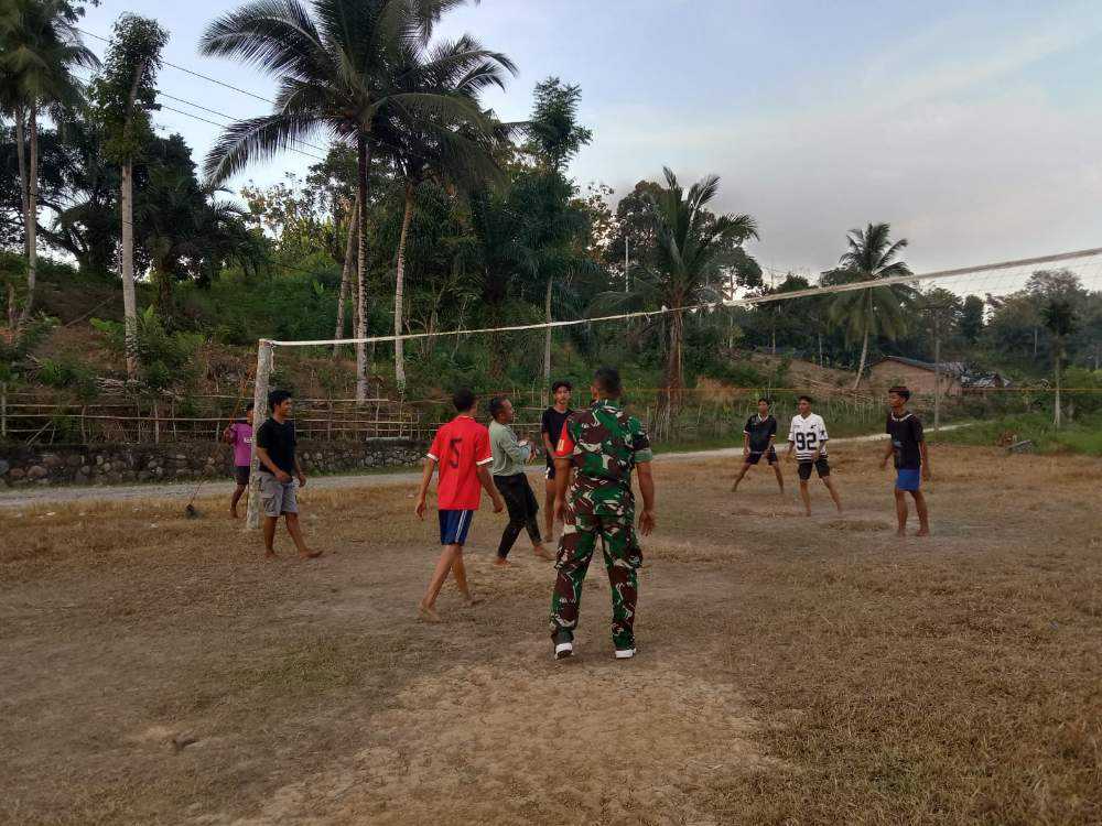 Jalin Keakraban Babinsa Komsos Kreatif Berolahraga Bersama Pemuda Binaan