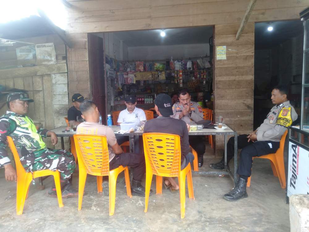 Koptu Abdi Negara Rambe Babinsa Koramil 24/DRI Melaksanakan Komsos Dengan Masyarkat Binaan Terkait Kamtibmas Di Desa Lhok Leumak