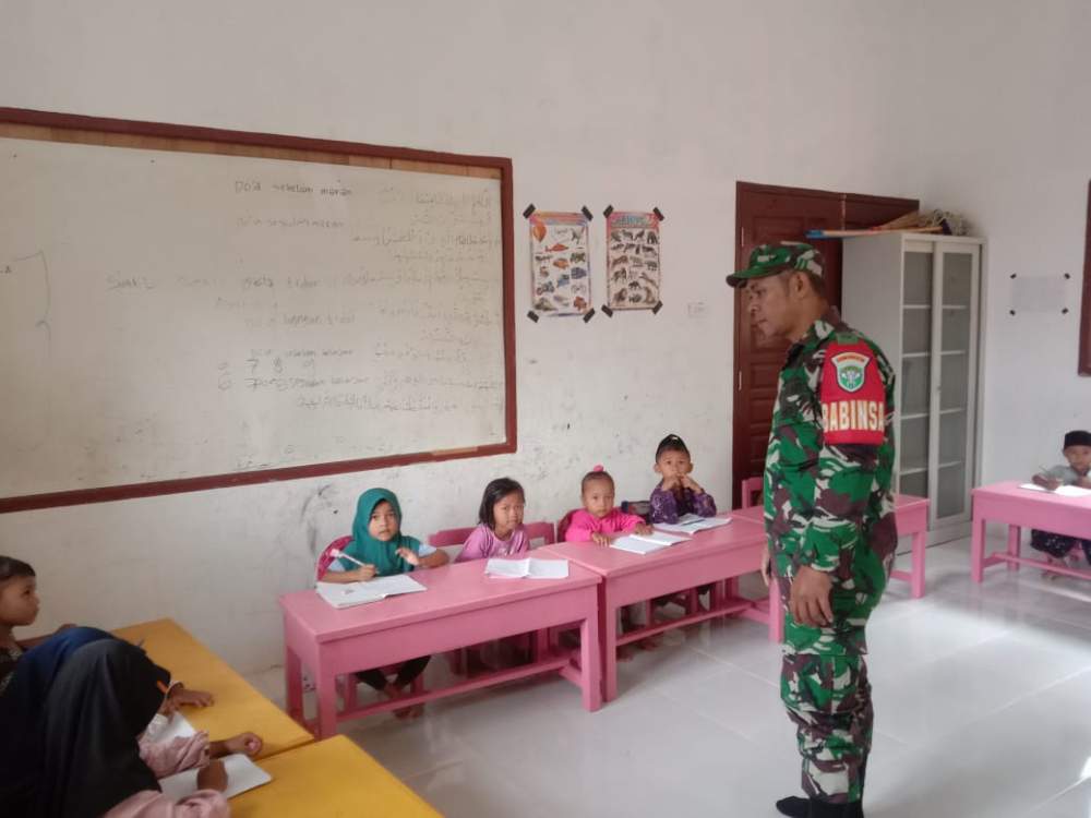 Babinsa 24/DRI Serda Saiful Amin Berkunjung Ke PAUD Desa Lhok Panjou.