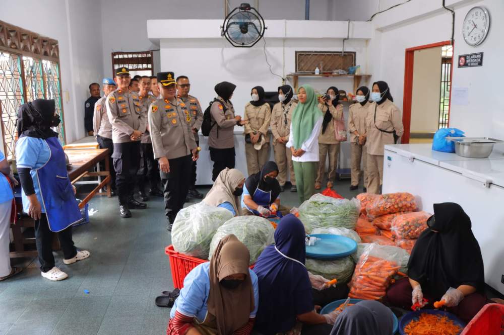 Kapolres Aceh Tamiang Beserta JPU Tinjau Langsung Dapur Umum MBG Di Kejuruan Muda