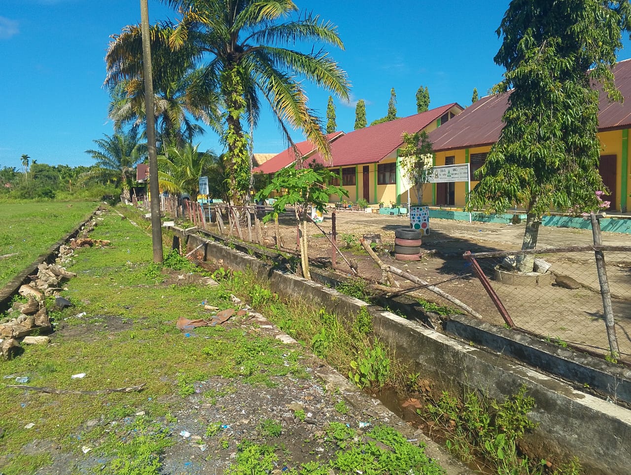 PAGAR SMAN 1 BAKONGAN BUTUH PERHATIAN