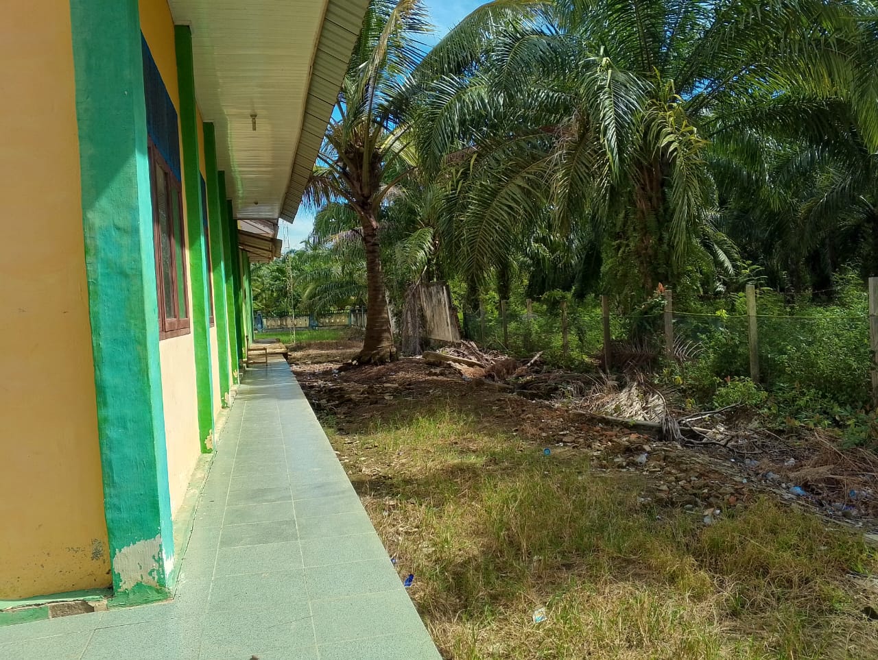 Pagar SMAN Kuta Bahagia Roboh Akibat Abrasi