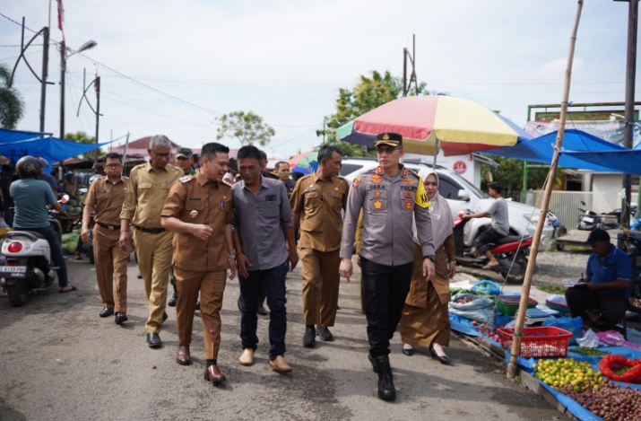 KAPOLRES PIDIE BERSAMA UNSUR FORKOPIMDA TINJAU PASAR PANTAU KETERSEDIAN SEMBAKO JELANG RAMADHAN
