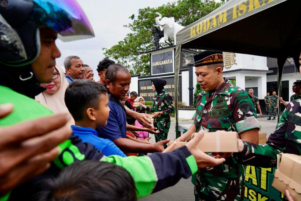 Kodam Iskandar Muda Gelar Jumat Berkah, Bagikan Ratusan Takjil untuk masyarakat.