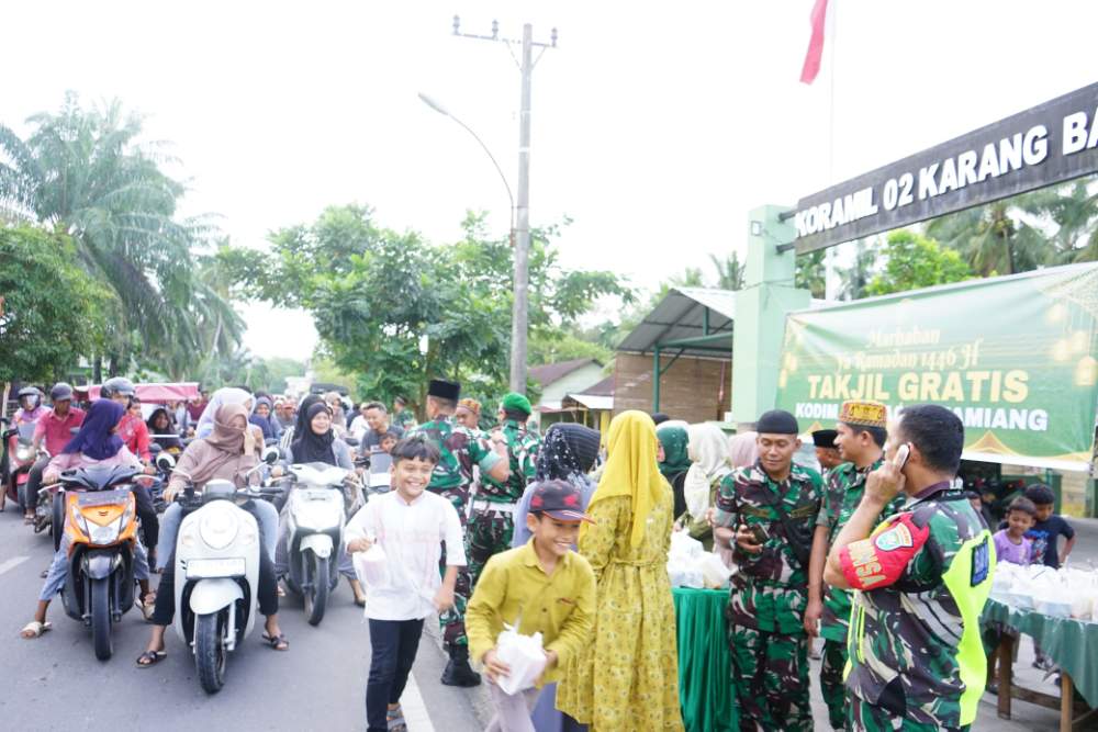 Pererat Hubungan TNI Dan Rakyat Kodim 0117/A.Tam Berbagi Berkah Ramadan, Ratusan Takjil Untuk Pengguna Jalan