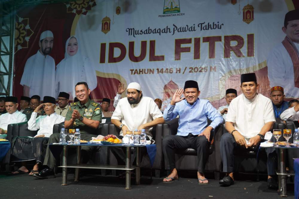 Kasdam IM bersama Gubernur Aceh saksikan Pawai Takbir Keliling.