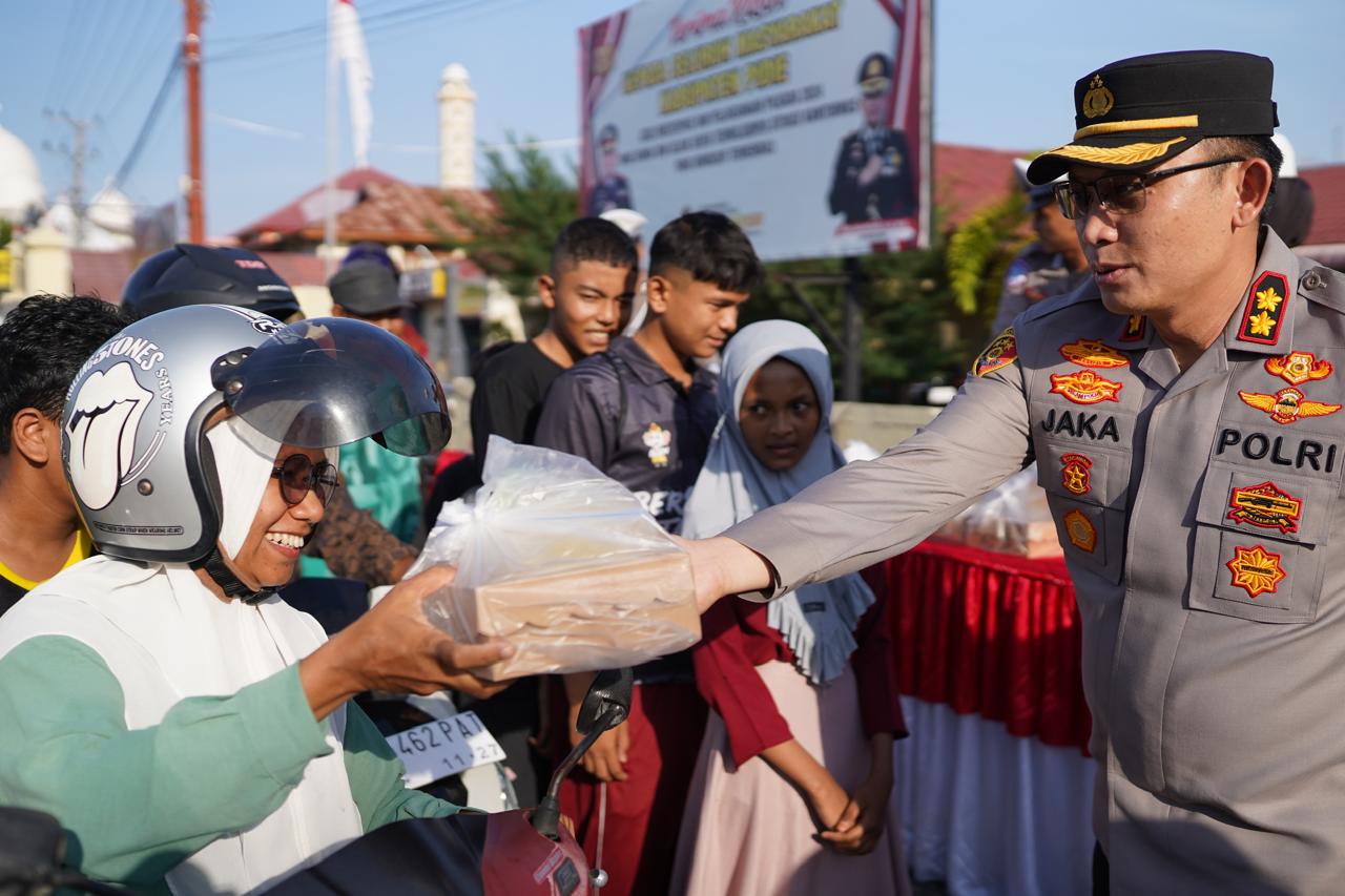 Polres Pidie Bagi-Bagi Takjil untuk Berbuka Puasa