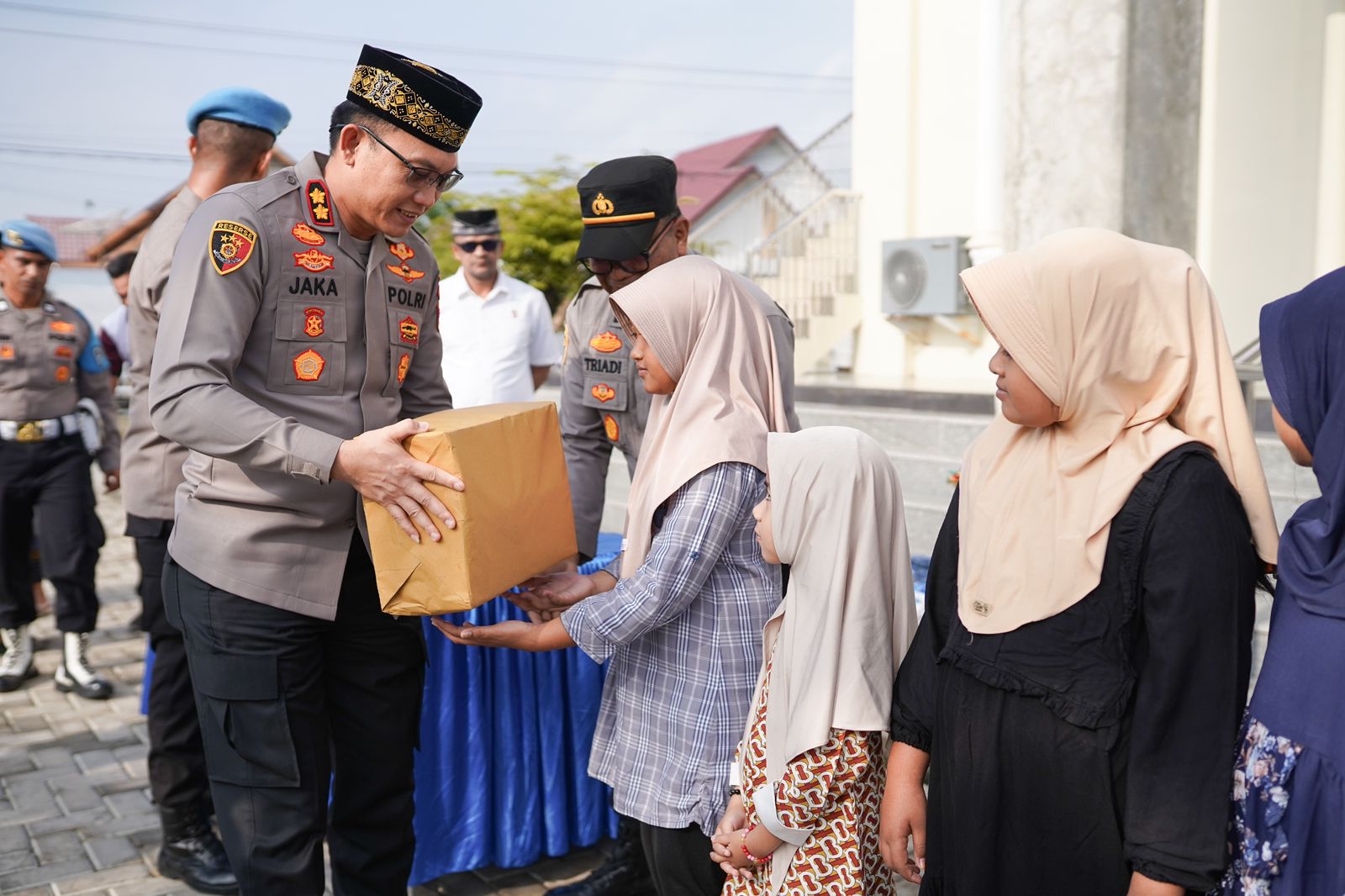 Jumat Berkah Bulan Ramadhan, Polres Pidie Bagikan Sembako dan Bersihkan Mesjid