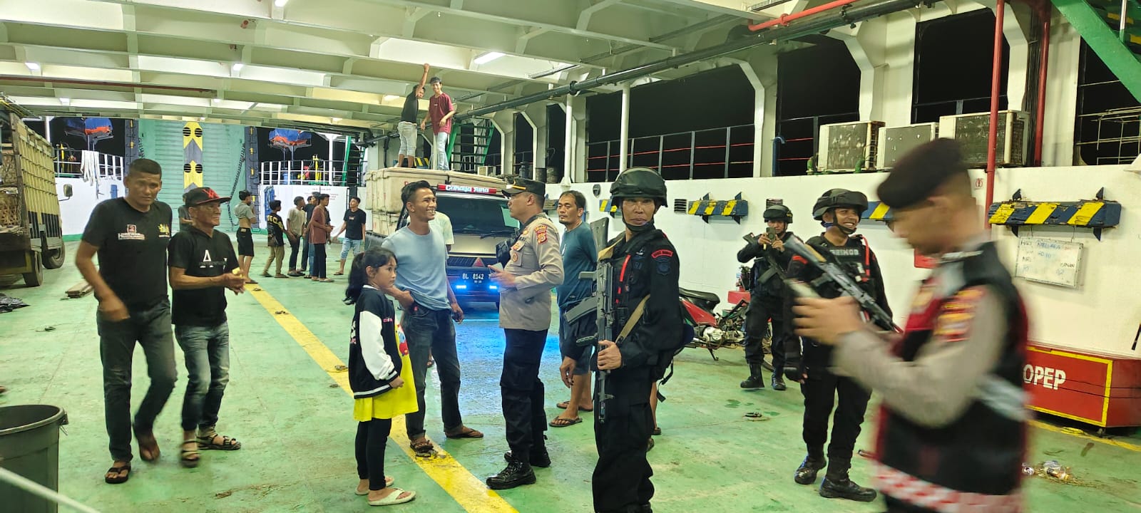 Personil Pospam Amankan Kedatangan Kapal Ferry di Pelabuhan