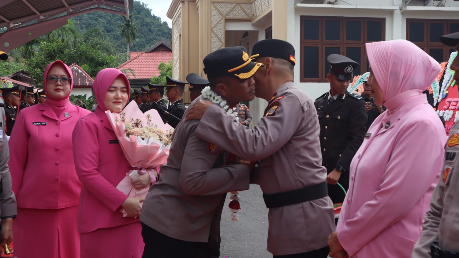 Melepas Pejabat Lama Kapolres Aceh Selatan Diiringi Payung Pora dan Pedang Pora