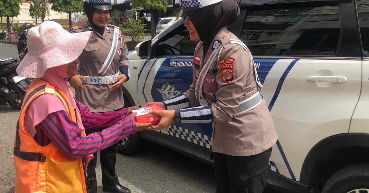 Jum’at Berkah, Polwan Satlantas Polres Pidie Bagikan Nasi Kotak