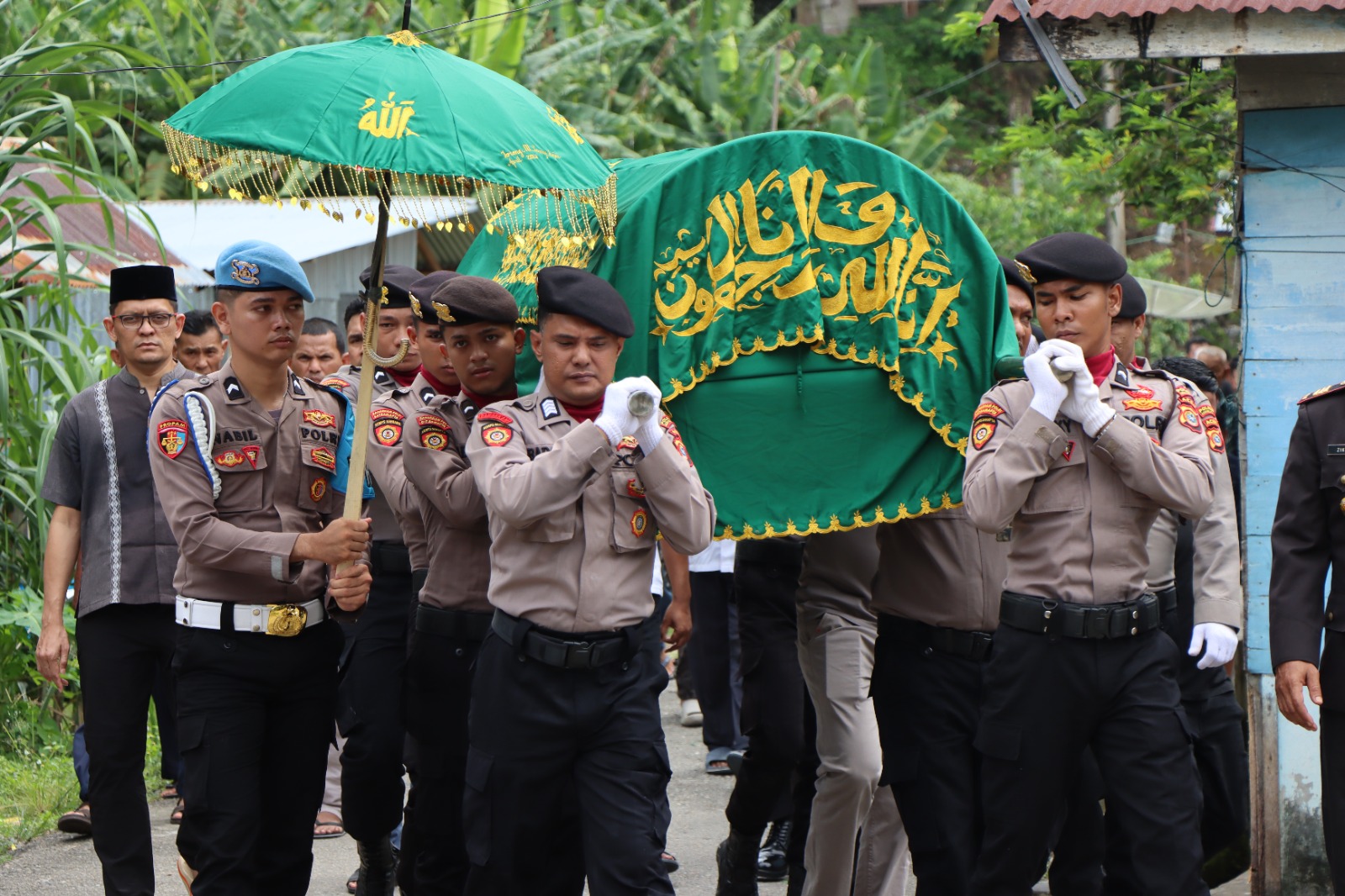 Pemakaman Kedinasan Sebagai Penghormatan Terakhir untuk Personil Polres Aceh Selatan yang Meninggal 