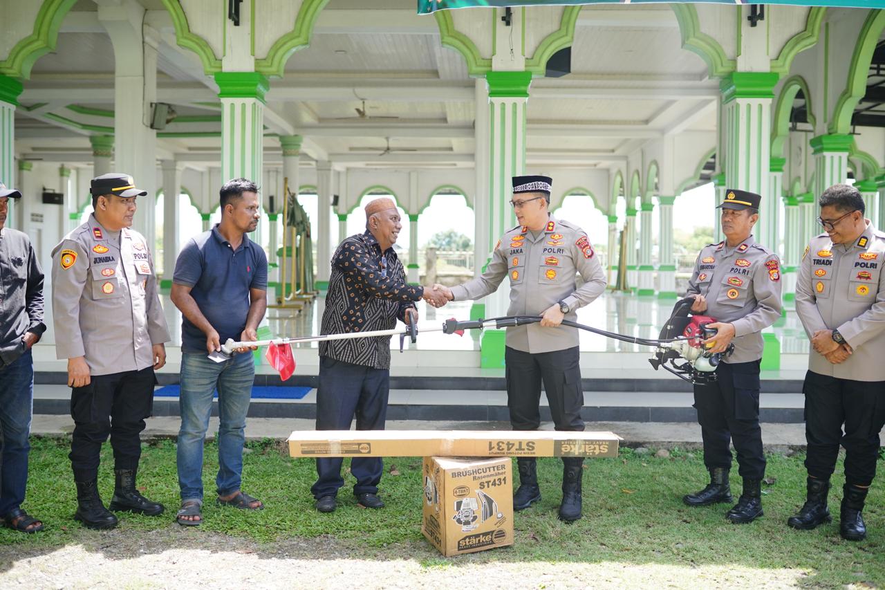 Kapolres Pidie Serahkan Bantuan Mesin Potong Rumput Untuk Mesjid Babut Taqwa