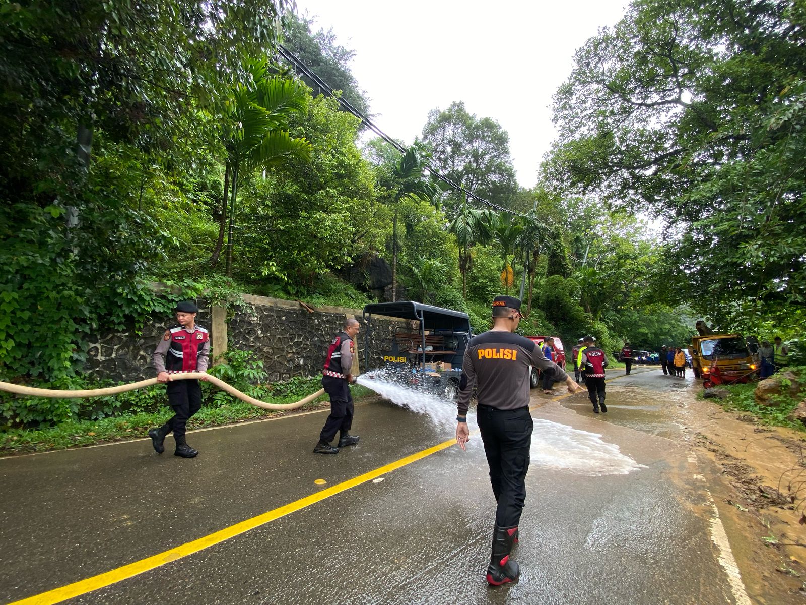 Kapolres Aceh Selatan Tinjau Lokasi Longsor dan Kerahkan Personel Bersihkan Material Longsor