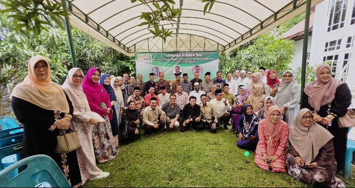 Pengurus dan Anggota ICMI Orwil Aceh beserta keluarga foto bersama  pada Acara Halal bi Halal organisasi tersebut  bertempat di Kediaman Ketua ICMI Orwil Aceh di Gampong Tanjung Deah Kec. Darussalam Aceh Besar Rabu, 09 April 2025.