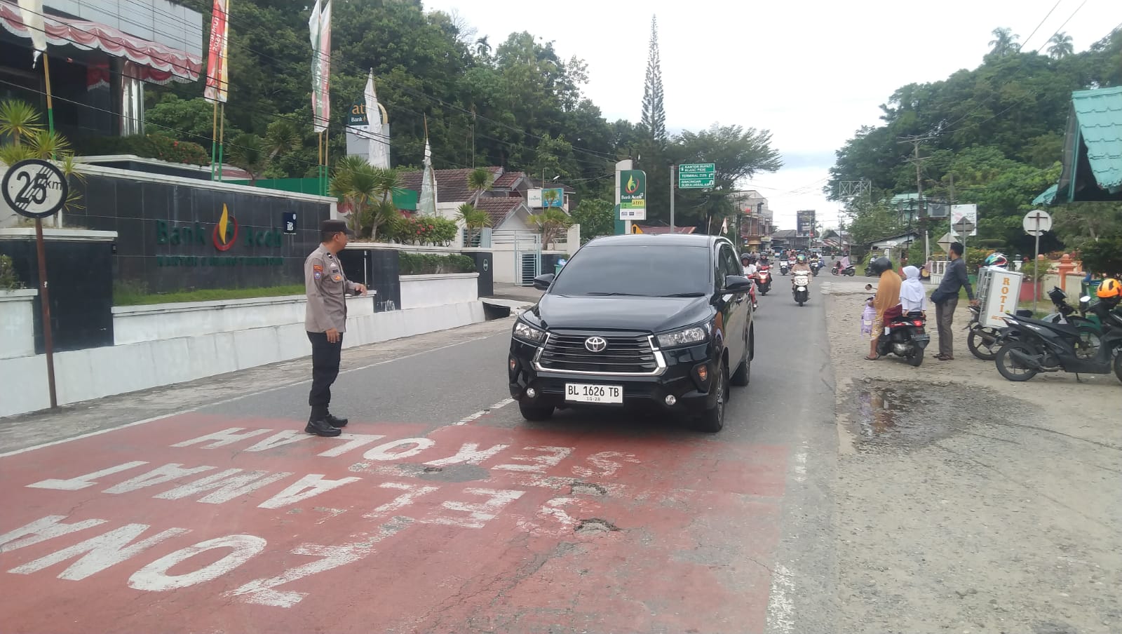 Personel Polsek Tapaktuan Laksanakan Strong Point Pagi Untuk Kelancaran Lalu Lintas Saat Jam Sibuk