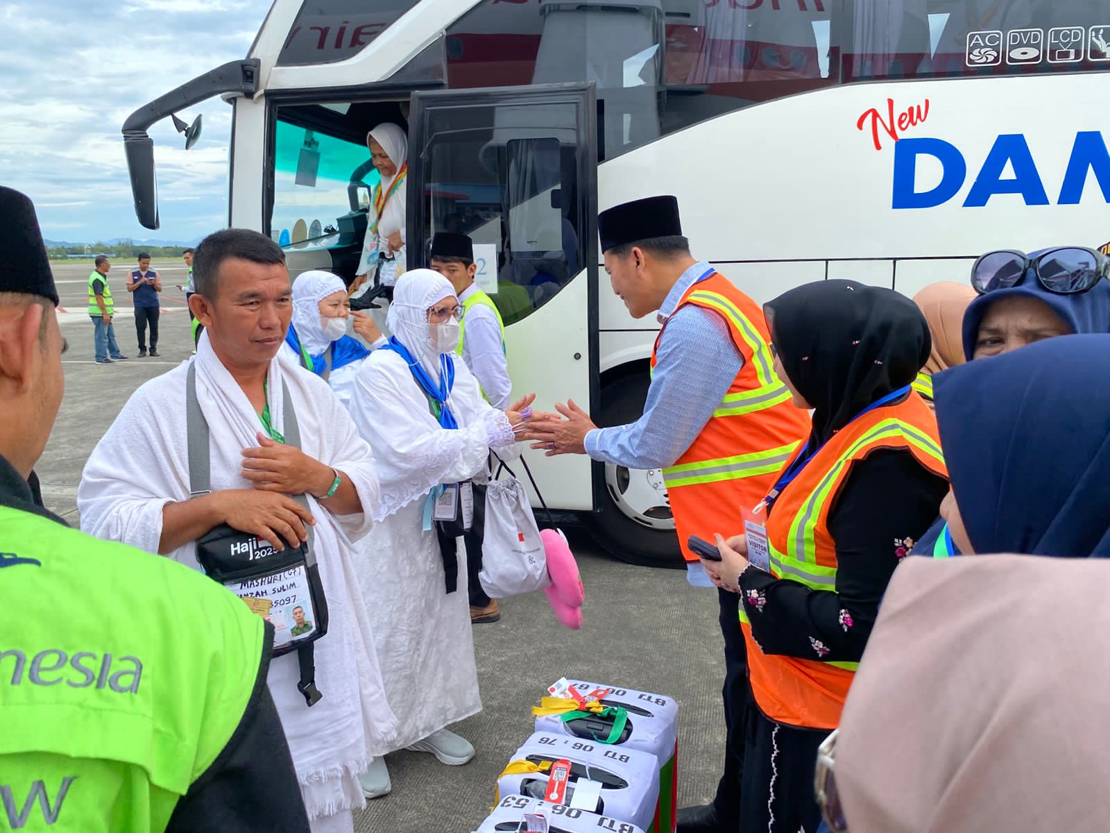 Bupati Mirwan Antar Jemaah Haji Aceh Selatan Sampai Ke Bandara SIM