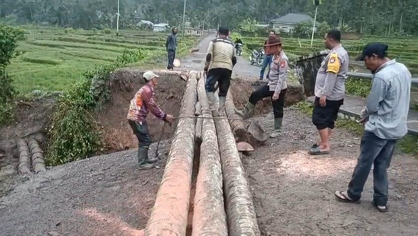 Jembatan Gampong Ambruk , Polsek Mane Polres Pidie Bantu Bangun Jembatan Darurat