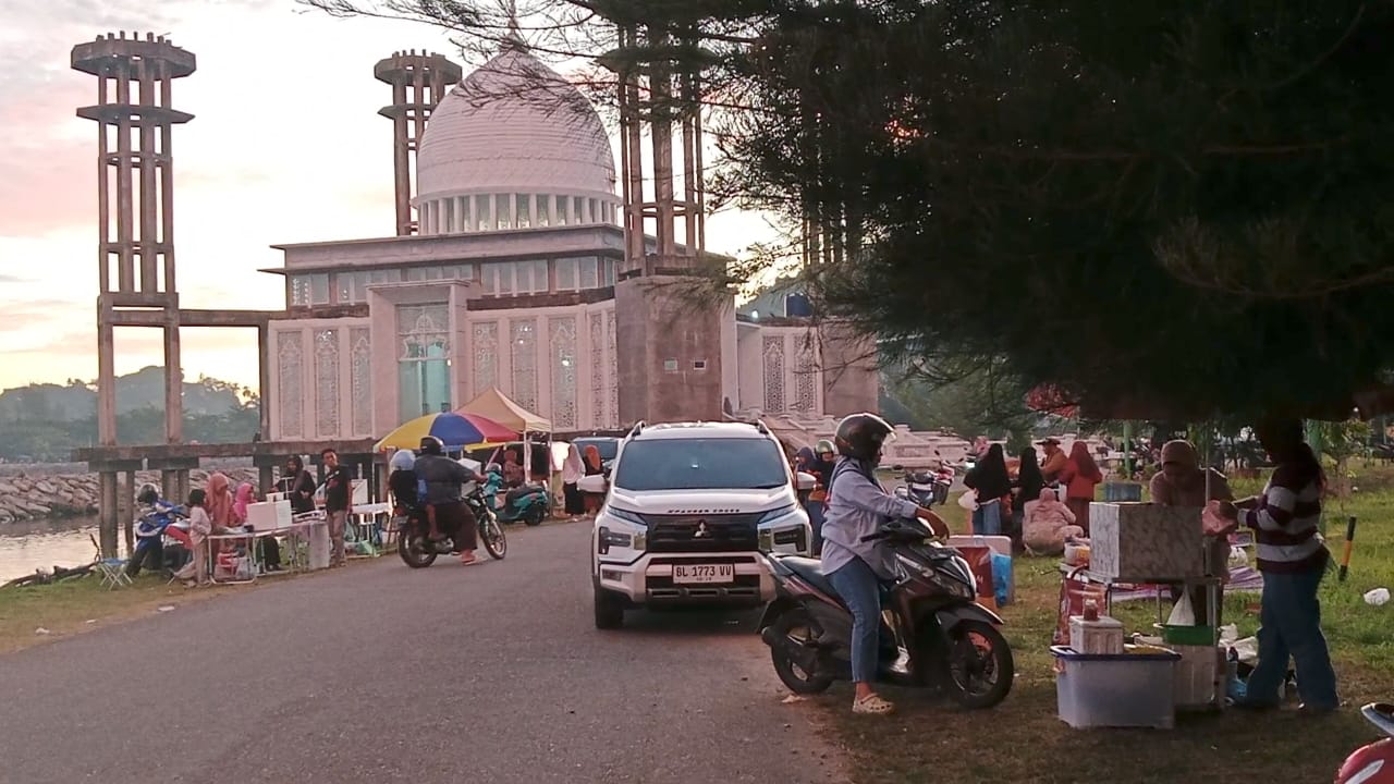 Beroperasi Saat Azan Magrib, Pemerintah Aceh Selatan Diminta Tertibkan Pedagang Kuliner di RTH