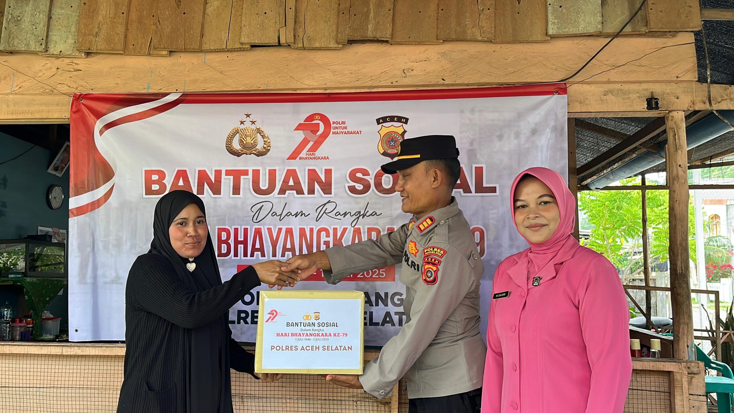 Peduli dan Berbagi, Polsek Sawang Salurkan Bansos Kepada Masyarakat Sambut HUT Bhayangkara ke-79