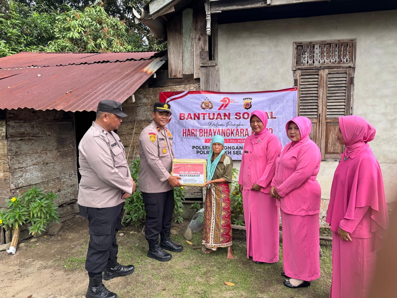 Kepedulian Polri, Polsek Bakongan Timur Beri Bantuan ke Warga Kurang Mampu