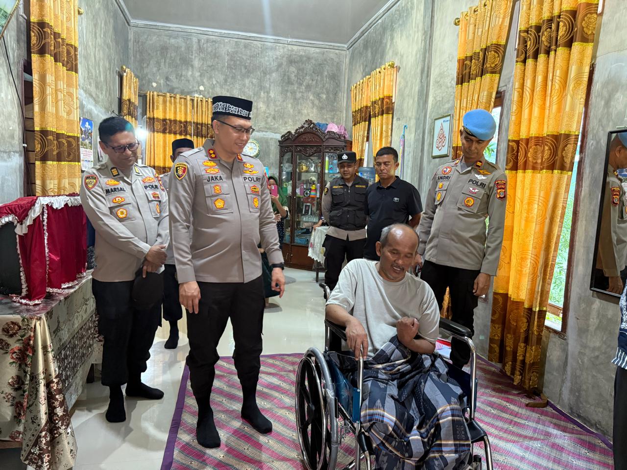 Polres Pidie Serahkan Tujuh Unit Kursi Roda kepada Penyandang Disabilitas