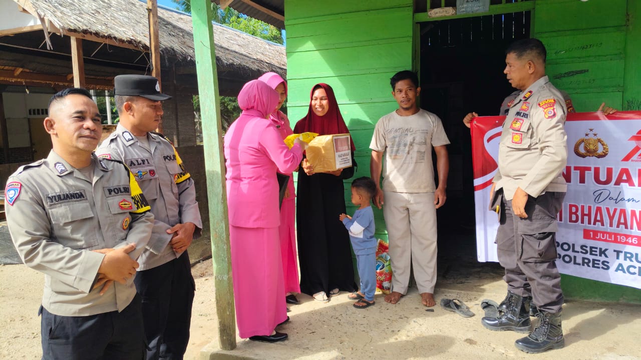 Polsek Trumon Timur Salurkan Bantuan Sembako Kepada Warga Kurang Mampu Dalam Rangka Hut Bhayangkara Ke-79