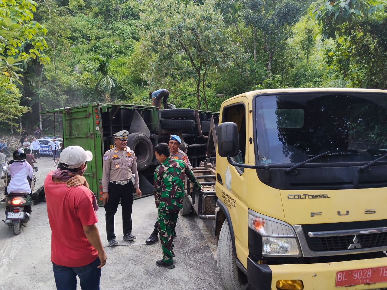 Satlantas Polres Aceh Selatan Gerak Cepat Kecelakaan Truk Tronton, Atur Lalu Lintas di Lokasi