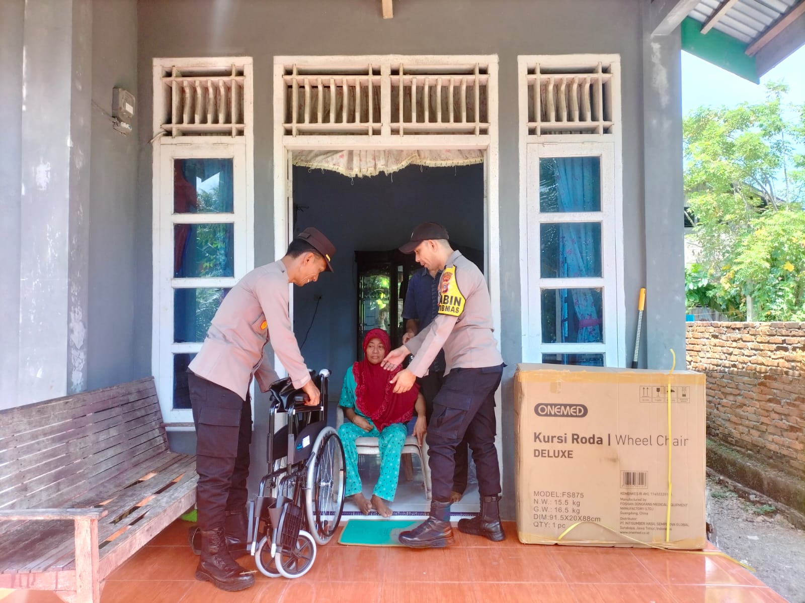 Polsek Labuhanhaji Timur Salurkan Kursi Roda untuk Warga Sakit Stroke di Momen HUT Bhayangkara ke-79