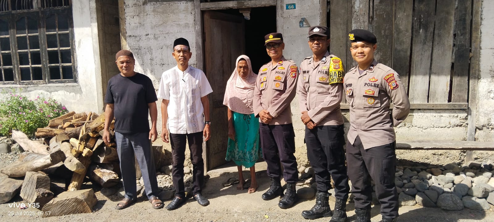 Jumat Berkah, Polsek Meukek Salurkan Bantuan Sembako kepada Warga Kurang Mampu