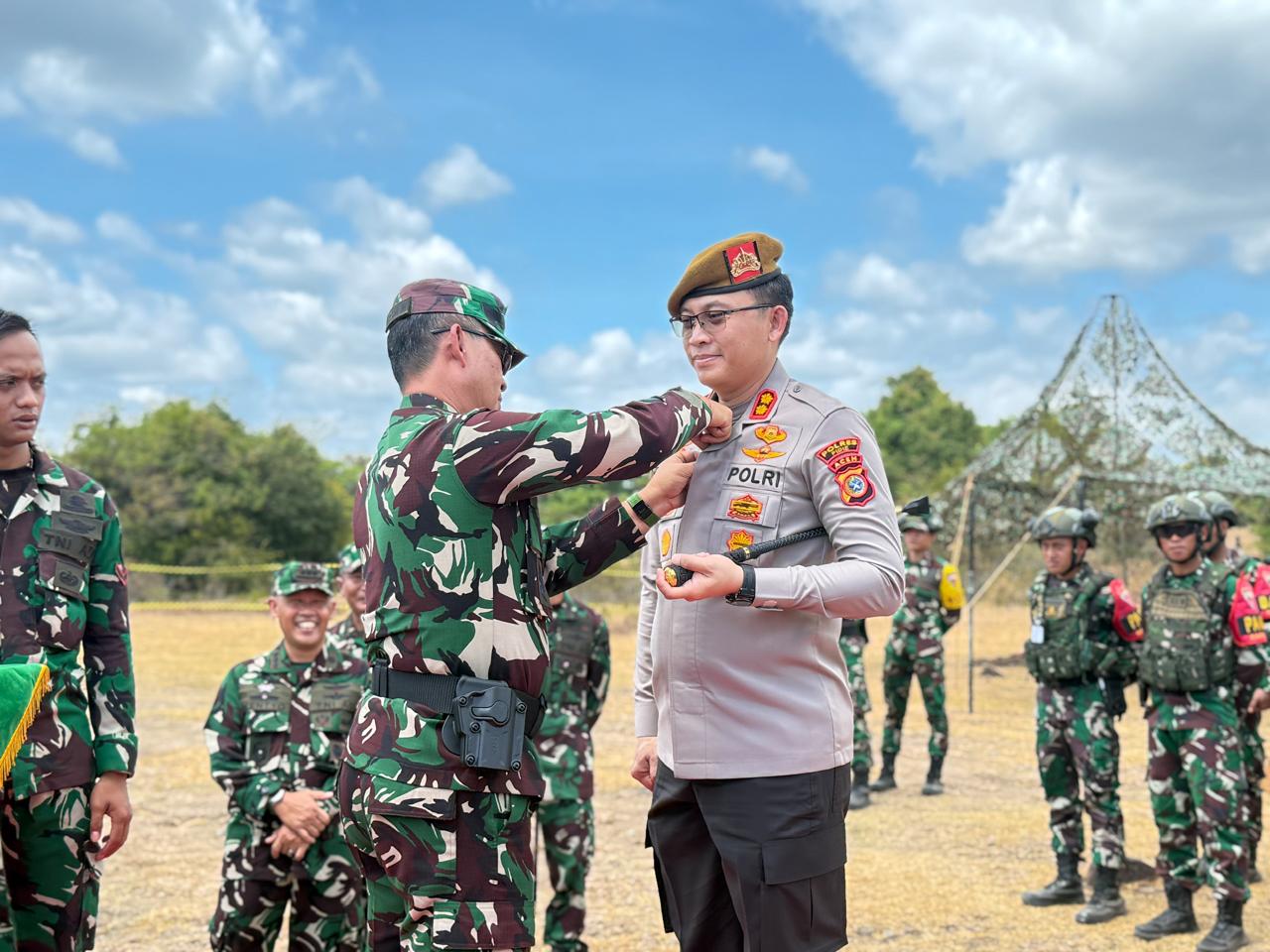Kapolres Pidie Terima Brevet Warga Kehormatan Armed dari Kasdam IM saat Latihan Menembak Meriam di Pidie