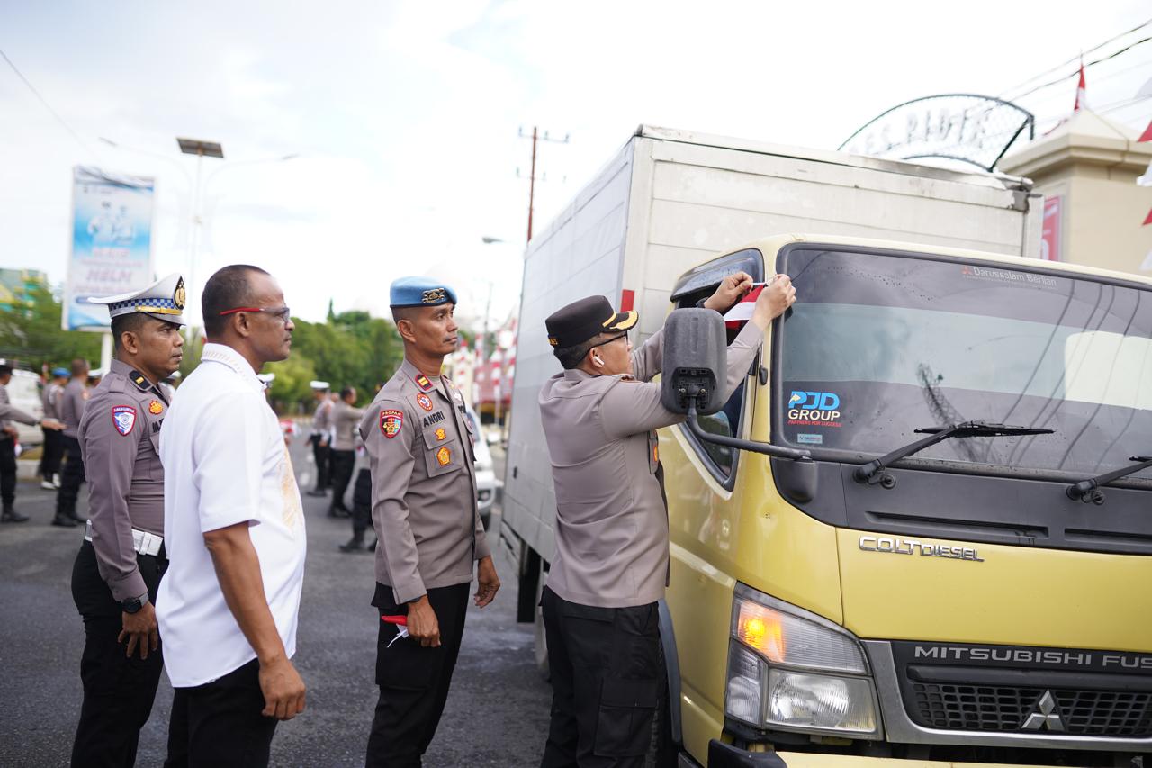 Polres Pidie Bagikan 200 Bendera Merah Putih ke Pengendara, Sambut HUT RI ke-80